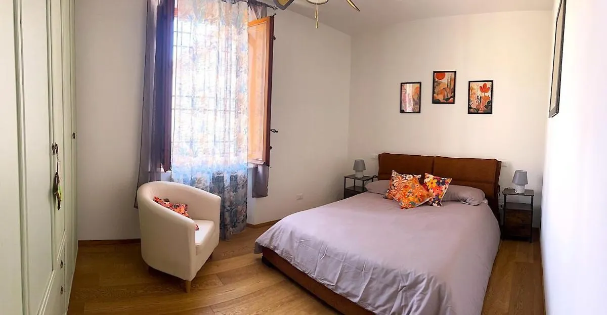 Lucca, Q-Essence Apartment Olaszország